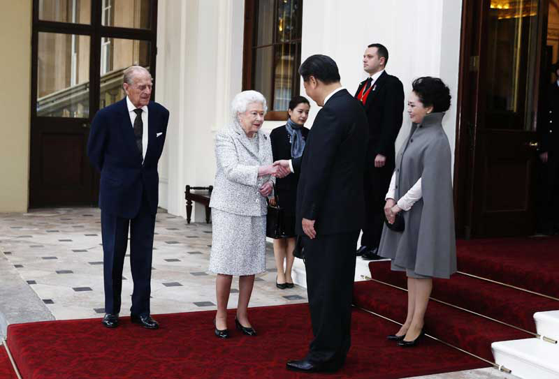 10月22日，國家主席習近平和夫人彭麗媛離開白金漢宮。離開前，英國女王伊麗莎白二世和丈夫菲利普親王專門前來同習近平夫婦親切話別。新華社記者 鞠鵬 攝