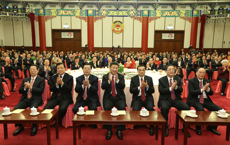 12月31日，全國(guó)政協(xié)在北京舉行新年茶話會(huì)。黨和國(guó)家領(lǐng)導(dǎo)人習(xí)近平、李克強(qiáng)、張德江、俞正聲、劉雲(yún)山、王岐山、張高麗出席茶話會(huì)並觀看演出。新華社記者 龐興雷 攝