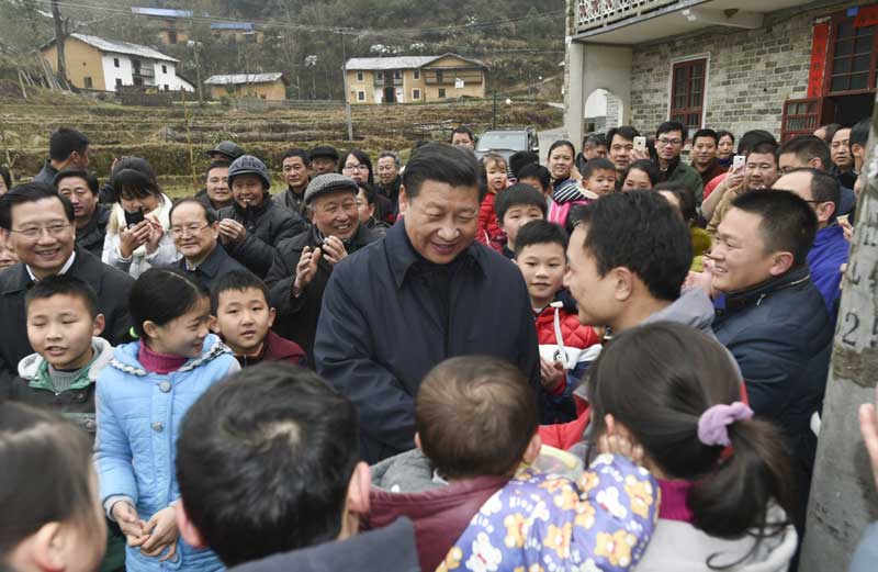 2月1日至3日，中共中央總書記、國家主席、中央軍委主席習(xí)近平來到江西，看望慰問廣大干部群眾和駐贛部隊。這是2月2日，習(xí)近平在井岡山市茅坪鄉(xiāng)神山村給鄉(xiāng)親們拜年，祝鄉(xiāng)親們生活幸福、猴年吉祥。新華社記者 謝環(huán)馳 攝