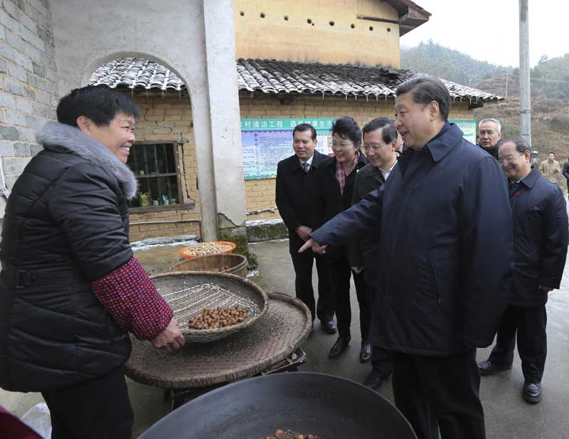 2月1日至3日，中共中央總書記、國(guó)家主席、中央軍委主席習(xí)近平來到江西，看望慰問廣大干部群眾和駐贛部隊(duì)。這是2月2日，習(xí)近平在井岡山市茅坪鄉(xiāng)神山村看望鄉(xiāng)親們。新華社記者 蘭紅光 攝