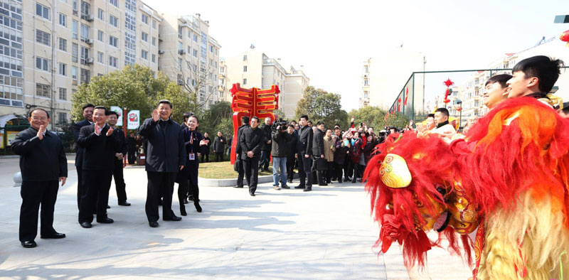 2月1日至3日，中共中央總書記、國家主席、中央軍委主席習(xí)近平來到江西，看望慰問廣大干部群眾和駐贛部隊(duì)。這是2月3日，習(xí)近平在南昌市東湖區(qū)彭家橋街道光明社區(qū)看望社區(qū)居民時觀看舞獅燈彩隊(duì)表演。新華社發(fā) 梁振堂 攝