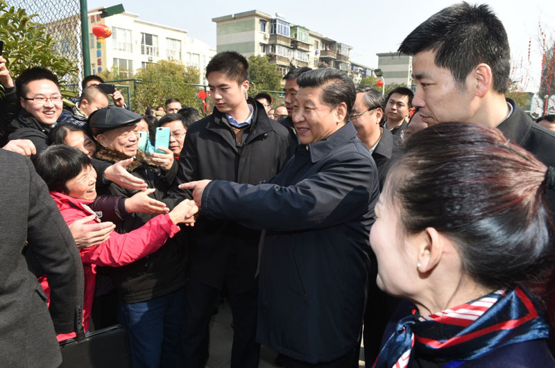 2月1日至3日，中共中央總書記、國家主席、中央軍委主席習(xí)近平來到江西，看望慰問廣大干部群眾和駐贛部隊(duì)。這是2月3日，習(xí)近平在南昌市東湖區(qū)彭家橋街道光明社區(qū)同社區(qū)居民親切互動。新華社記者 謝環(huán)馳 攝