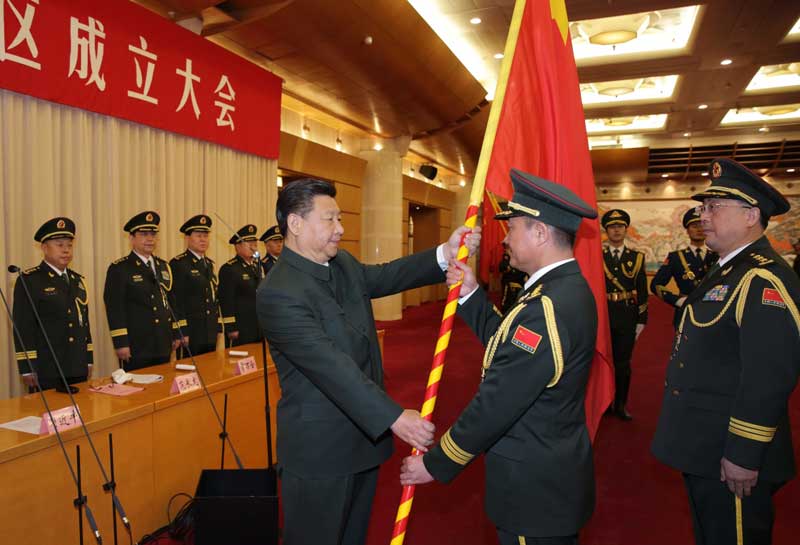 2月1日，中國人民解放軍戰(zhàn)區(qū)成立大會(huì)在北京八一大樓隆重舉行。中共中央總書記、國家主席、中央軍委主席習(xí)近平向東部戰(zhàn)區(qū)、南部戰(zhàn)區(qū)、西部戰(zhàn)區(qū)、北部戰(zhàn)區(qū)、中部戰(zhàn)區(qū)授予軍旗並發(fā)布訓(xùn)令。這是習(xí)近平將軍旗授予東部戰(zhàn)區(qū)司令員劉粵軍、政治委員鄭衛(wèi)平。新華社記者 李剛 攝