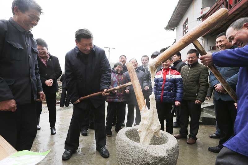 2月1日至3日，中共中央總書記、國(guó)家主席、中央軍委主席習(xí)近平來(lái)到江西，看望慰問(wèn)廣大干部群眾和駐贛部隊(duì)。這是2月2日，習(xí)近平在井岡山市茅坪鄉(xiāng)神山村同村民一起打糍粑。新華社記者 蘭紅光 攝