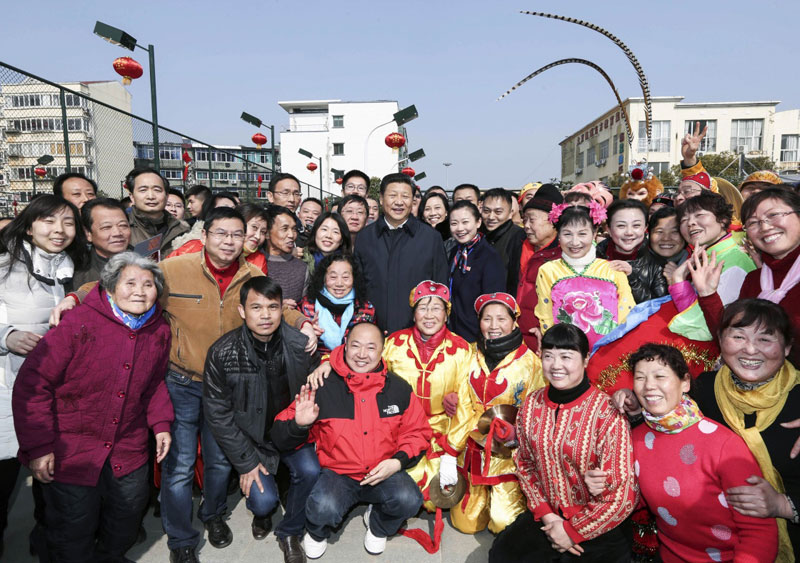 2月1日至3日，中共中央總書記、國家主席、中央軍委主席習(xí)近平來到江西，看望慰問廣大干部群眾和駐贛部隊。這是2月3日，習(xí)近平在南昌市東湖區(qū)彭家橋街道光明社區(qū)同居民們合影。新華社記者 蘭紅光 攝