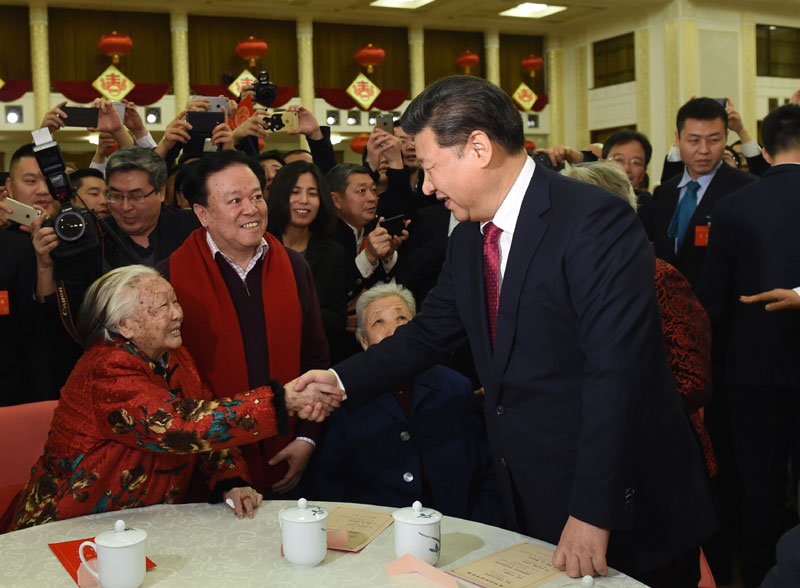 2月6日，中共中央、國務(wù)院在北京人民大會堂舉行2016年春節(jié)團(tuán)拜會。這是中共中央總書記、國家主席、中央軍委主席習(xí)近平同首都各界人士親切握手，互致問候和新春祝福。新華社記者 李學(xué)仁 攝