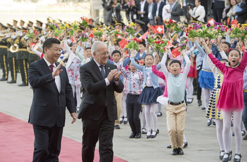 4月8日，國家主席習(xí)近平在北京人民大會堂同瑞士聯(lián)邦主席施奈德-阿曼舉行會談。會談前，習(xí)近平在人民大會堂東門外廣場為施奈德-阿曼舉行歡迎儀式。新華社記者 李學(xué)仁 攝