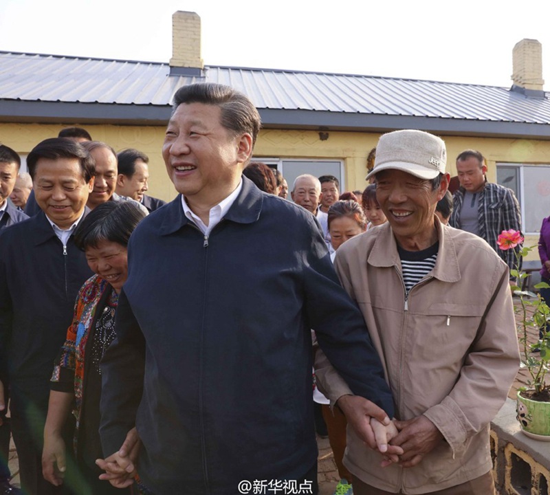 傍晚時分，習近平來到伊春上甘嶺林業(yè)局溪水經(jīng)營所林場老職工劉養(yǎng)順家。他走進廚房掀起鍋蓋：紅燒魚、燉豆角、貼餅子，農(nóng)家飯菜飄香，總書記笑著說“看著就好吃”。習近平又詢問老房子修復、水電路改造等一家人居住生活情況。夕陽西下，習近平同劉養(yǎng)順一家還有街坊四鄰圍坐在小院裡聊家常，了解停伐后林業(yè)工人的收入渠道。習近平說，看到你們找到一些生產(chǎn)生活的出路我很高興。黨中央始終關(guān)心大家，黨和政府的政策會一以貫之，大家還要自力更生，找到新的門路，讓伊春老林區(qū)煥發(fā)青春活力。（文字:新華社記者霍小光，攝影:新華社記者蘭紅光、李濤）