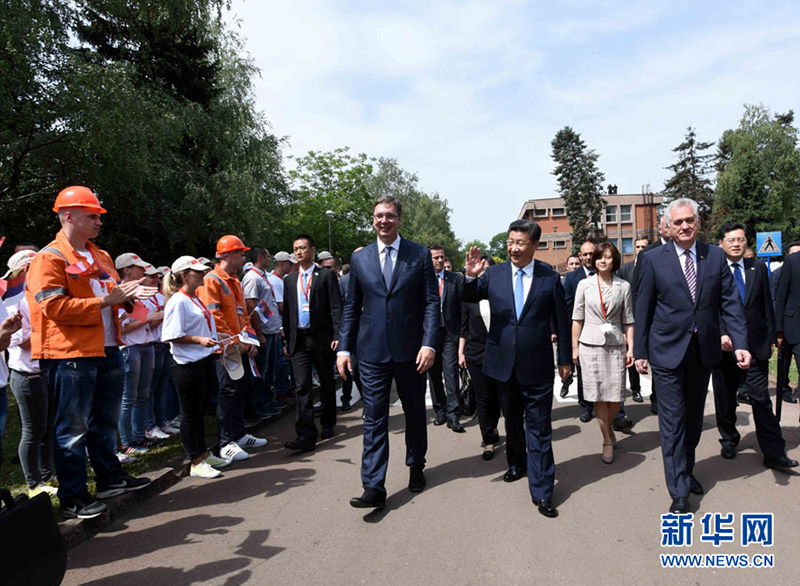 6月19日上午，國(guó)家主席習(xí)近平在貝爾格萊德參觀河鋼集團(tuán)塞爾維亞斯梅代雷沃鋼廠。習(xí)近平抵達(dá)時(shí)，塞爾維亞總統(tǒng)尼科利奇、總理武契奇在停車處熱情迎接。鋼廠工人和家屬、當(dāng)?shù)厥忻駭?shù)千人夾道歡迎。新華社記者 饒愛(ài)民 攝