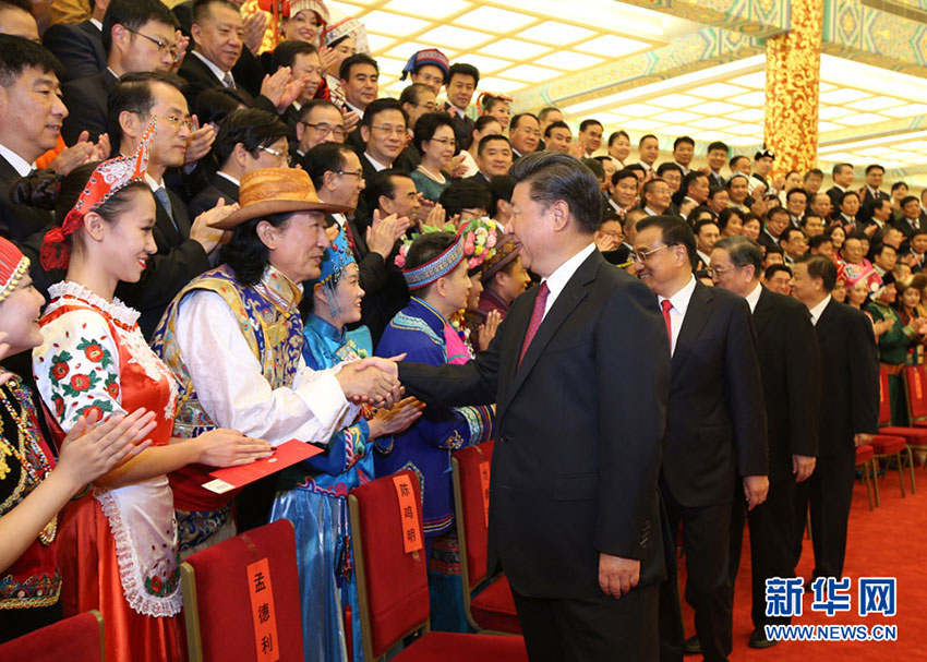 8月18日晚，第五屆全國(guó)少數(shù)民族文藝會(huì)演開(kāi)幕式文藝晚會(huì)在北京人民大會(huì)堂隆重舉行，習(xí)近平、李克強(qiáng)、俞正聲、劉雲(yún)山等黨和國(guó)家領(lǐng)導(dǎo)人出席觀看。演出開(kāi)始前，習(xí)近平等會(huì)見(jiàn)了各民族演職人員代表。新華社記者姚大偉攝