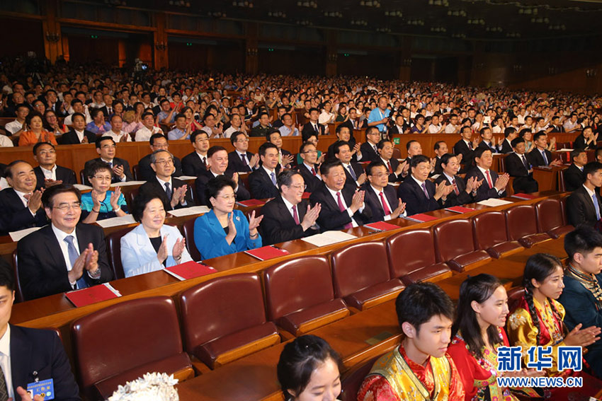 8月18日晚，第五屆全國(guó)少數(shù)民族文藝會(huì)演開幕式文藝晚會(huì)在北京人民大會(huì)堂隆重舉行，習(xí)近平、李克強(qiáng)、俞正聲、劉雲(yún)山等黨和國(guó)家領(lǐng)導(dǎo)人出席觀看。新華社記者姚大偉攝