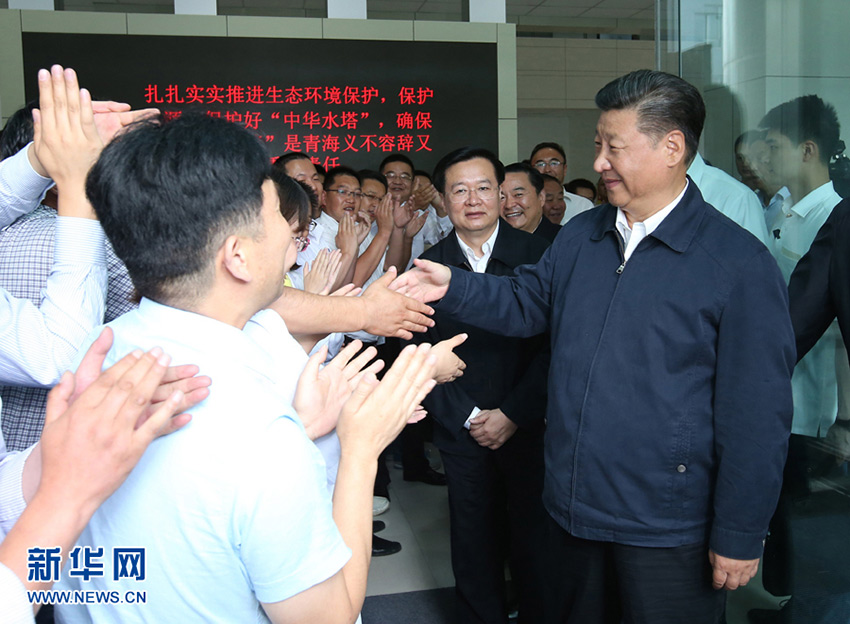 這是8月23日下午，習近平在青海省生態(tài)環(huán)境監(jiān)測中心考察。 新華社記者 龐興雷 攝