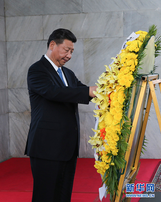 10月13日，國(guó)家主席習(xí)近平在金邊同柬埔寨首相洪森舉行會(huì)談。會(huì)談前，習(xí)近平向柬埔寨獨(dú)立紀(jì)念碑獻(xiàn)花圈。 新華社記者丁林?jǐn)z