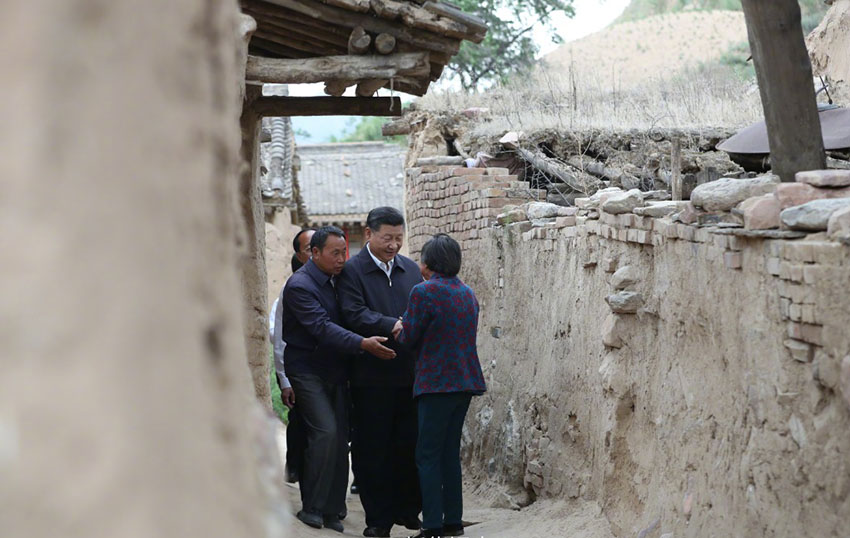 6月21日，中共中央總書記、國家主席、中央軍委主席習(xí)近平到山西考察調(diào)研。這是習(xí)近平來到忻州市岢嵐縣趙家窪村看望貧困村民王三女。新華社記者 龐興雷 攝