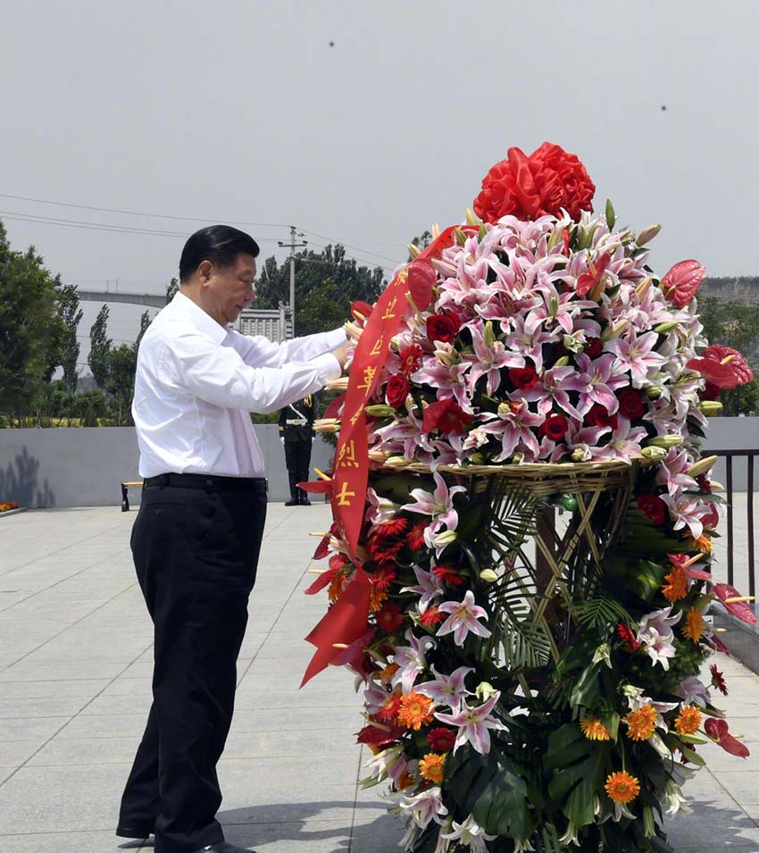 6月21日，中共中央總書(shū)記、國(guó)家主席、中央軍委主席習(xí)近平到山西考察調(diào)研。這是習(xí)近平來(lái)到興縣，參觀晉綏邊區(qū)革命紀(jì)念館，向革命烈士敬獻(xiàn)花籃。新華社記者 李學(xué)仁 攝