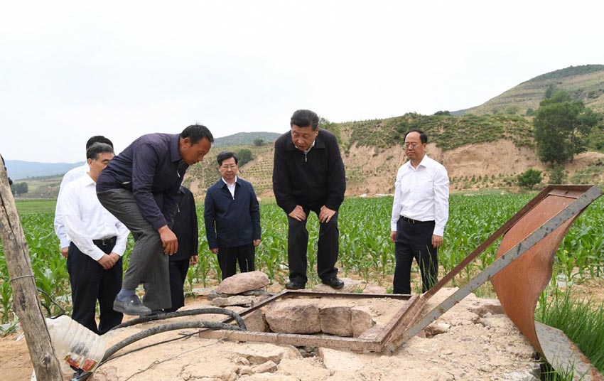 6月21日，中共中央總書記、國家主席、中央軍委主席習近平到山西考察調研。這是習近平來到忻州市岢嵐縣趙家窪村唯一的一口飲水井旁，登上用石塊壘起的井臺，察看井裡蓄水的情況。新華社記者 李學仁 攝