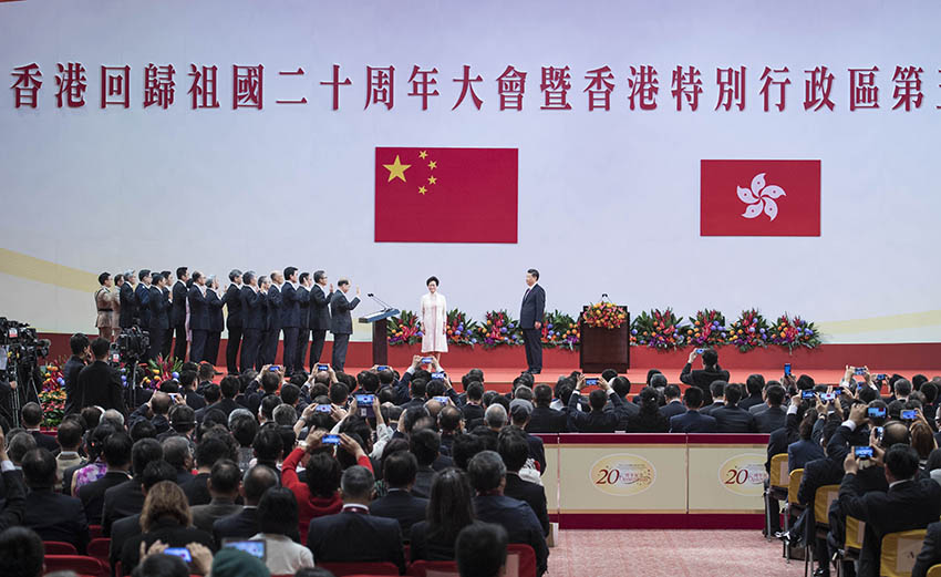 7月1日上午，慶祝香港回歸祖國20周年大會暨香港特別行政區(qū)第五屆政府就職典禮在香港會展中心隆重舉行。中共中央總書記、國家主席、中央軍委主席習(xí)近平出席並發(fā)表重要講話。這是習(xí)近平監(jiān)誓，香港特別行政區(qū)第五屆政府主要官員在林鄭月娥帶領(lǐng)下宣誓就職。新華社記者 李濤 攝