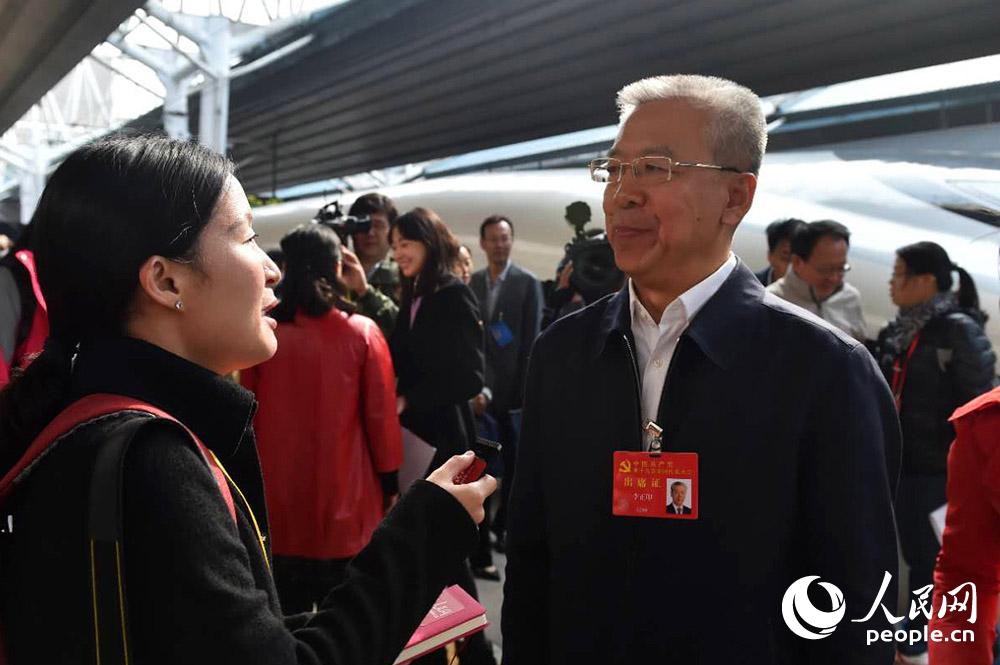 黨的十九大代表、山西省呂梁市委書記李正印接受人民網(wǎng)記者採訪。（人民網(wǎng)記者 翁奇羽 攝）