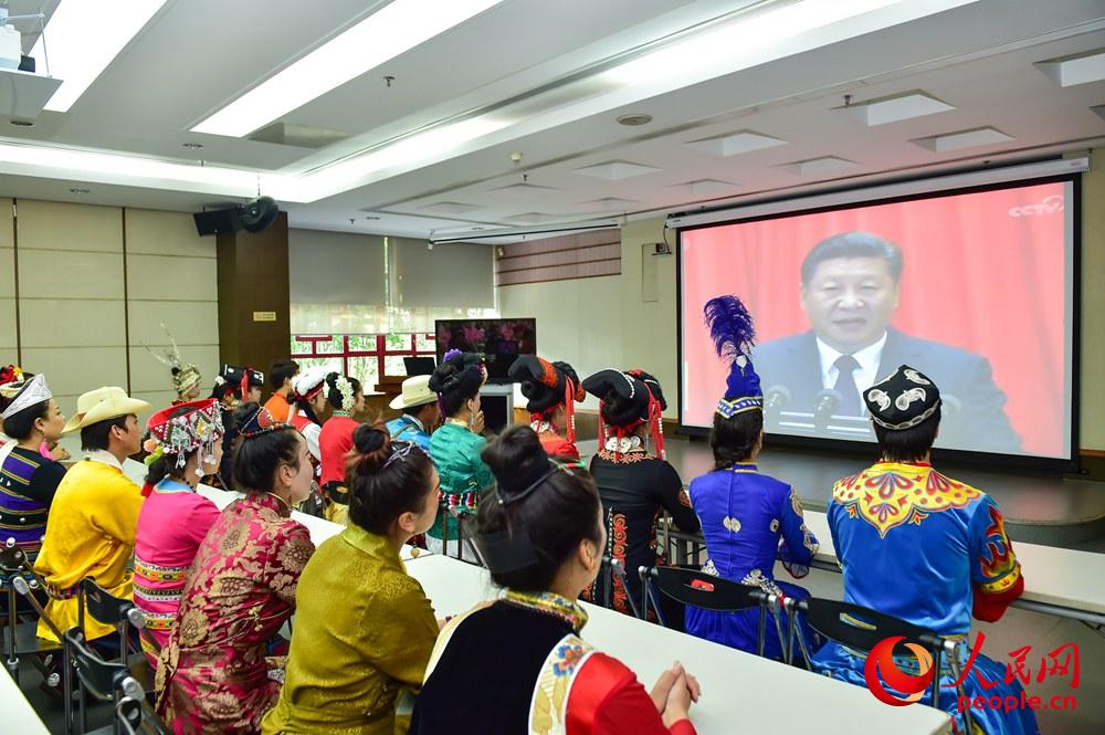 10月18日上午，深圳錦繡中華民俗村少數(shù)民族群眾觀看十九大開幕會直播。人民網(wǎng)韋旋 攝