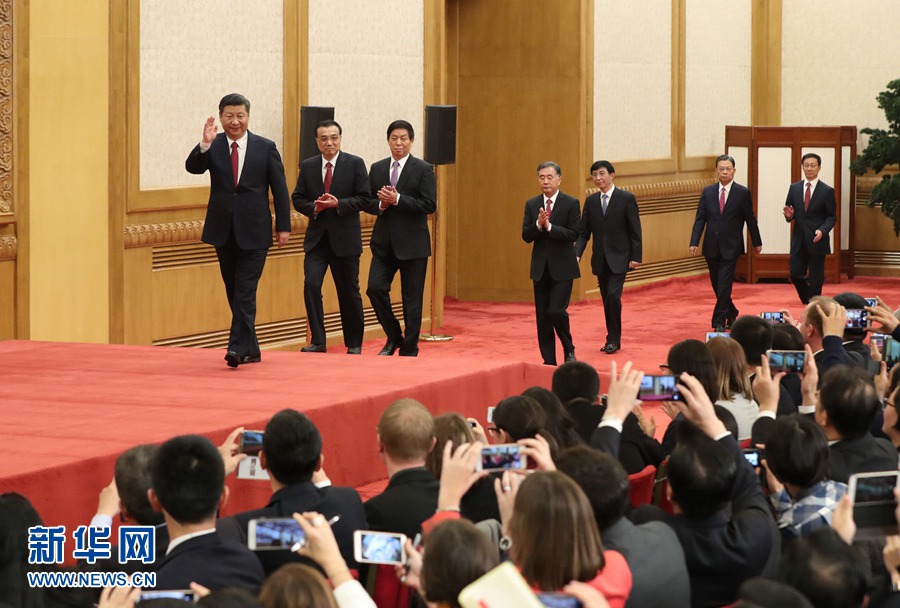 10月25日，剛剛在中共十九屆一中全會上當選的中共中央總書記習近平和中央政治局常委李克強、栗戰(zhàn)書、汪洋、王滬寧、趙樂際、韓正在北京人民大會堂同採訪十九大的中外記者見面。新華社記者 馬佔成 攝