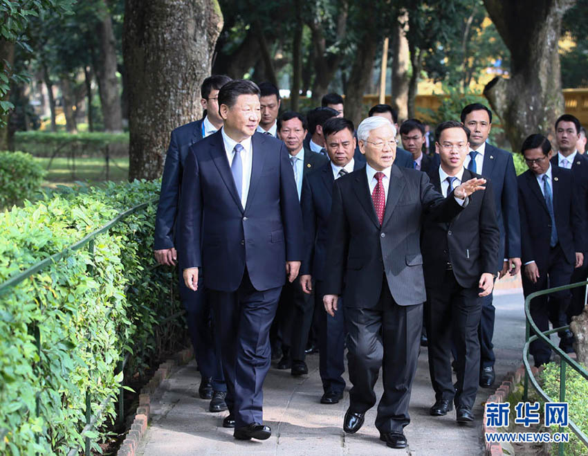 11月13日，中共中央總書記、國家主席習(xí)近平在河內(nèi)越共中央駐地再次會見越共中央總書記阮富仲。會見后，習(xí)近平和阮富仲前往胡志明故居繼續(xù)交流。新華社記者 蘭紅光 攝