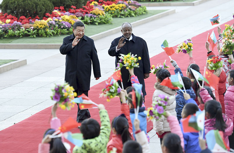 11月23日，國家主席習(xí)近平在北京人民大會(huì)堂同來華進(jìn)行國事訪問的吉布提總統(tǒng)蓋萊舉行會(huì)談。這是會(huì)談前，習(xí)近平在人民大會(huì)堂東門外廣場(chǎng)為蓋萊舉行歡迎儀式。新華社記者 張鐸 攝