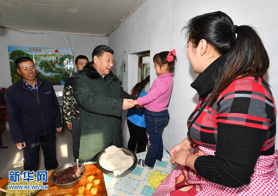 1月24日，中共中央總書記、國家主席、中央軍委主席習(xí)近平來到河北省張家口市，看望慰問基層干部群眾，考察脫貧攻堅工作。這是習(xí)近平在張北縣小二臺鎮(zhèn)德勝村村民徐學(xué)海家中看望。新華社記者 李濤 攝