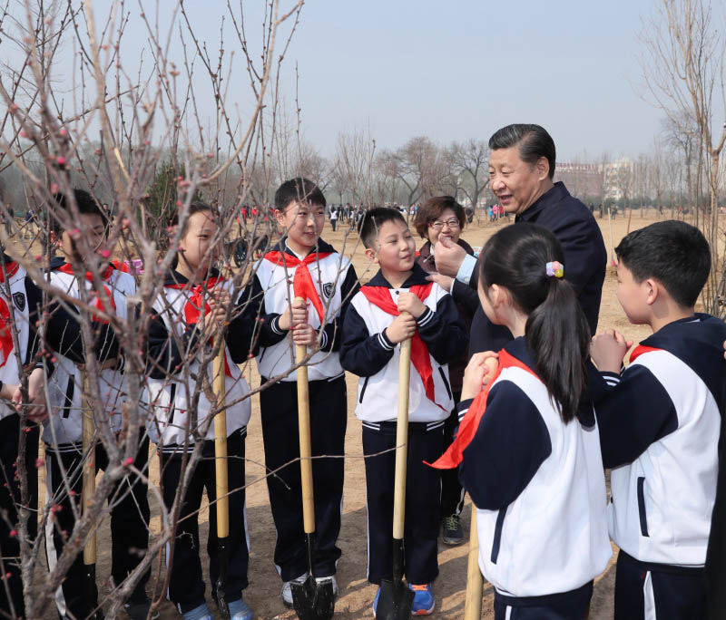 3月29日，黨和國(guó)家領(lǐng)導(dǎo)人習(xí)近平、張德江、俞正聲、劉雲(yún)山、王岐山、張高麗等來(lái)到北京市朝陽(yáng)區(qū)將臺(tái)鄉(xiāng)參加首都義務(wù)植樹活動(dòng)。這是習(xí)近平同參加植樹的少先隊(duì)員交談。新華社記者 鞠鵬 攝