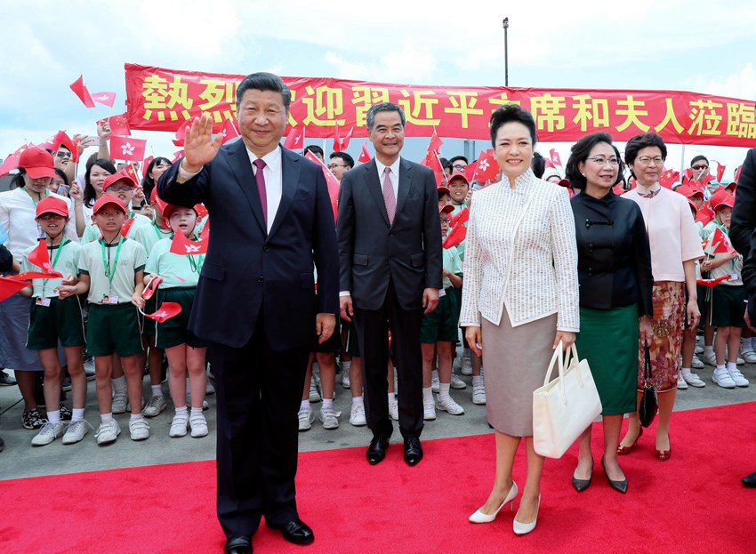 6月29日中午，中共中央總書記、國家主席、中央軍委主席習(xí)近平乘專機(jī)抵達(dá)香港，出席將於7月1日舉行的慶祝香港回歸祖國20周年大會暨香港特別行政區(qū)第五屆政府就職典禮並視察香港。這是習(xí)近平和夫人彭麗媛在機(jī)場向歡迎的人群致意。新華社記者 蘭紅光 攝