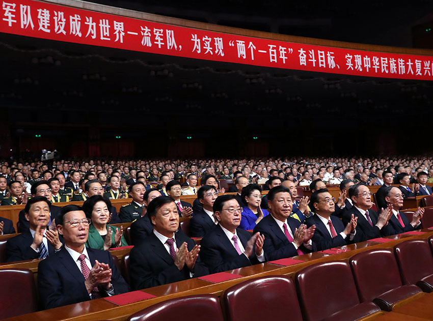 7月28日，慶祝中國(guó)人民解放軍建軍90周年文藝晚會(huì)《在黨的旗幟下》在北京人民大會(huì)堂舉行。中共中央總書(shū)記、國(guó)家主席、中央軍委主席習(xí)近平和李克強(qiáng)、張德江、俞正聲、劉雲(yún)山、王岐山、張高麗等黨和國(guó)家領(lǐng)導(dǎo)人，與首都3000多名各界群眾一起觀看演出。新華社記者 馬佔(zhàn)成 攝