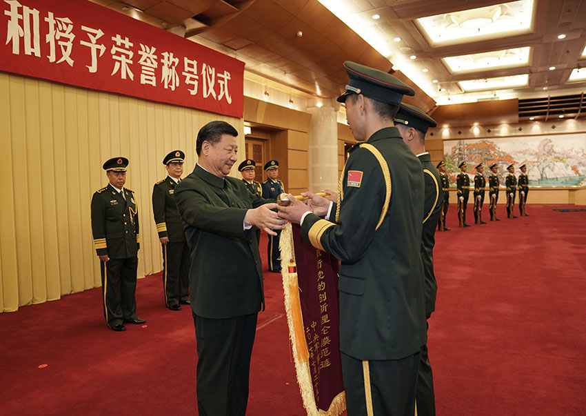 7月28日，中央軍委頒授“八一勛章”和授予榮譽(yù)稱號儀式在北京八一大樓隆重舉行。中共中央總書記、國家主席、中央軍委主席習(xí)近平向“八一勛章”獲得者頒授勛章和証書，向獲得榮譽(yù)稱號的單位頒授獎(jiǎng)旗。這是習(xí)近平向獲得榮譽(yù)稱號的單位頒授獎(jiǎng)旗。新華社記者李剛攝