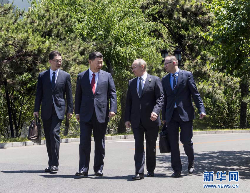 5月14日，國家主席習(xí)近平在北京釣魚臺(tái)國賓館會(huì)見來華出席“一帶一路”國際合作高峰論壇的俄羅斯總統(tǒng)普京。會(huì)見后，習(xí)近平同普京在釣魚臺(tái)國賓館散步。新華社記者 李濤 攝