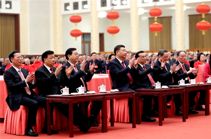 1月26日，中共中央、國務(wù)院在北京人民大會堂舉行2017年春節(jié)團(tuán)拜會。黨和國家領(lǐng)導(dǎo)人習(xí)近平、李克強(qiáng)、張德江、俞正聲、劉雲(yún)山、王岐山、張高麗等同首都各界人士歡聚一堂，共迎新春。新華社記者 鞠鵬 攝