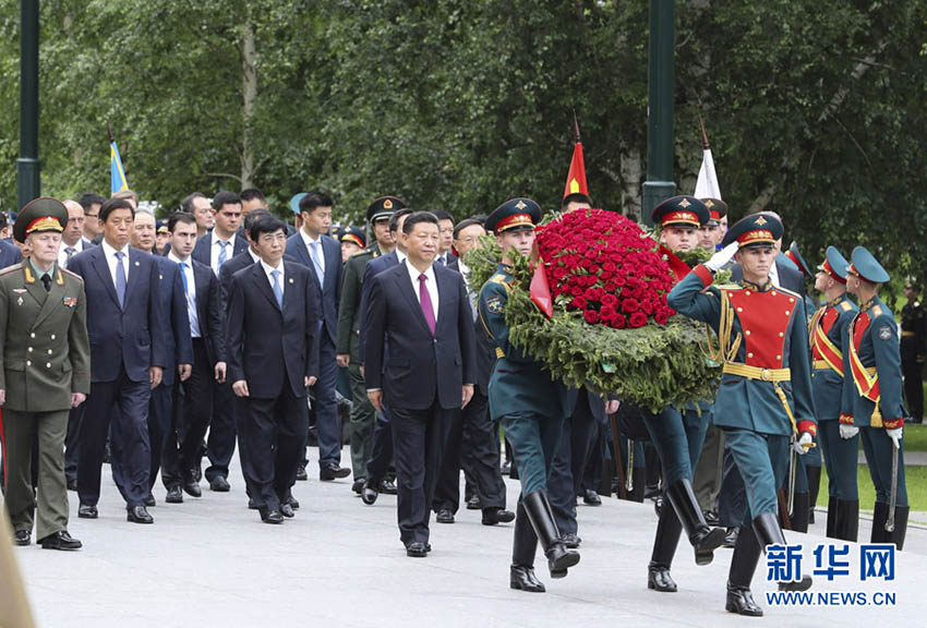 7月4日，國家主席習(xí)近平在莫斯科向俄羅斯無名烈士墓敬獻(xiàn)花圈。新華社記者 謝環(huán)馳 攝