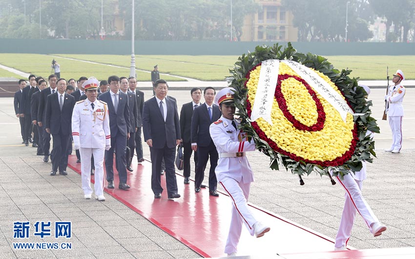 11月13日，中共中央總書記、國家主席習(xí)近平在河內(nèi)瞻仰胡志明主席陵並敬獻(xiàn)花圈。 新華社記者 謝環(huán)馳 攝