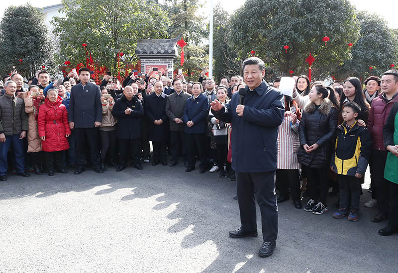 這是2月12日上午，習(xí)近平在成都市郫都區(qū)戰(zhàn)旗村考察時向群眾拜年，祝願全國各族人民新春快樂、闔家幸福。 新華社記者 鞠鵬 攝