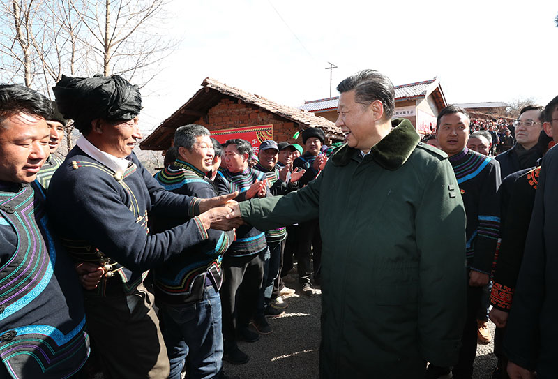 這是2月11日上午，習(xí)近平在涼山彝族自治州昭覺縣三岔河鄉(xiāng)三河村看望慰問全村群眾。 新華社記者 謝環(huán)馳 攝