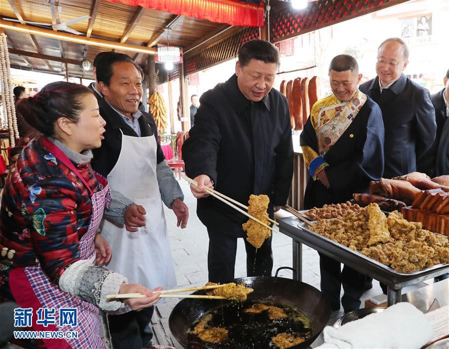 2月12日，中共中央總書記、國(guó)家主席、中央軍委主席習(xí)近平在四川考察。這是習(xí)近平在汶川縣映秀鎮(zhèn)考察時(shí)，在村民開(kāi)辦的飯店體驗(yàn)炸酥肉。新華社記者 鞠鵬 攝