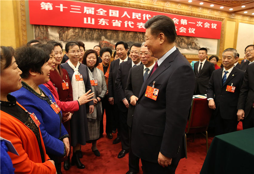 3月8日，中共中央總書記、國家主席、中央軍委主席習(xí)近平參加十三屆全國人大一次會議山東代表團的審議。在“三八”國際勞動婦女節(jié)到來之際，習(xí)近平代表黨中央，向參加全國兩會的女代表、女委員、女工作人員，向全國各族各界婦女同胞，致以節(jié)日的祝賀和誠摯的祝福。這是習(xí)近平同女代表親切交談。新華社記者 姚大偉 攝