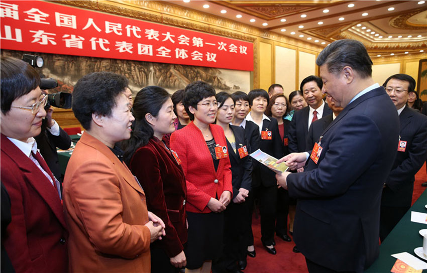 3月8日，中共中央總書記、國家主席、中央軍委主席習近平參加十三屆全國人大一次會議山東代表團的審議。在“三八”國際勞動婦女節(jié)到來之際，習近平代表黨中央，向參加全國兩會的女代表、女委員、女工作人員，向全國各族各界婦女同胞，致以節(jié)日的祝賀和誠摯的祝福。這是習近平同女代表親切交談。新華社記者 姚大偉 攝