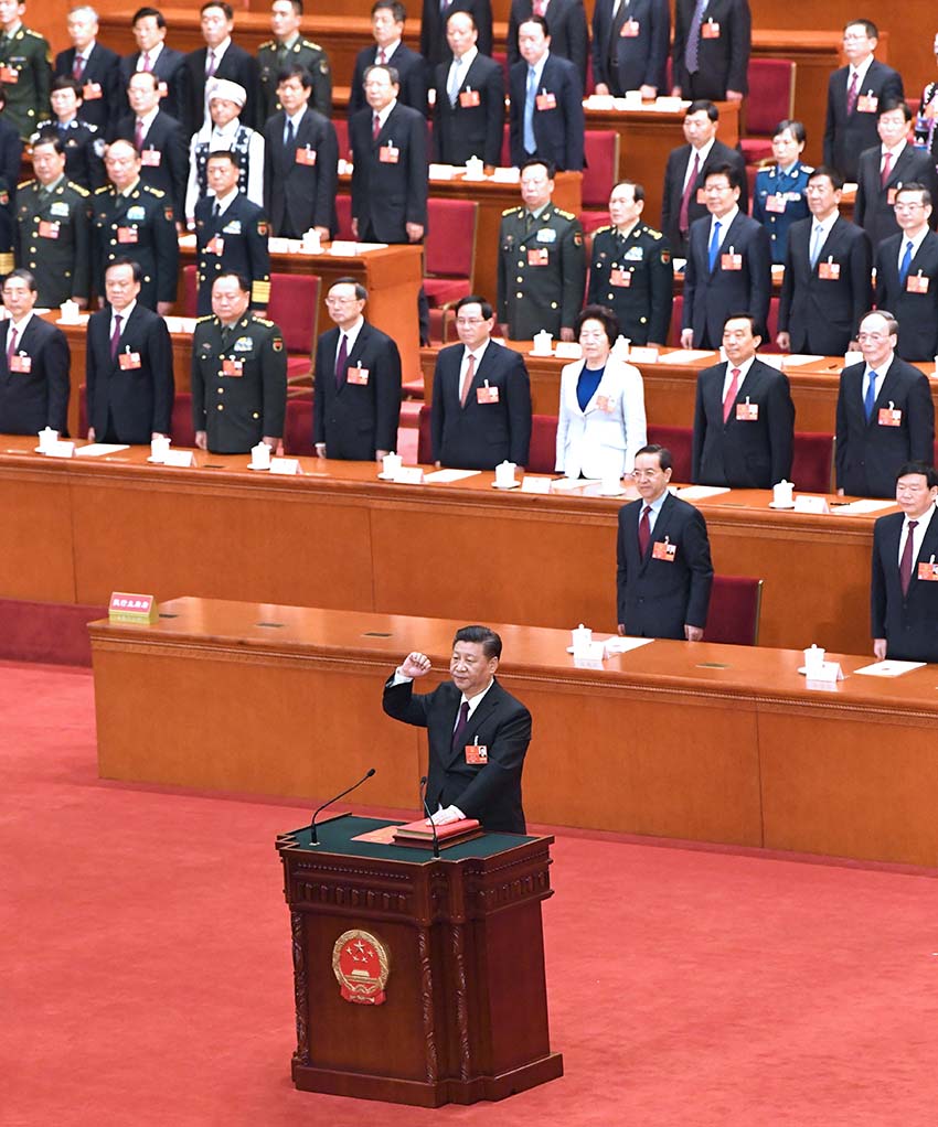 3月17日，十三屆全國人大一次會議在北京人民大會堂舉行第五次全體會議。習(xí)近平當(dāng)選中華人民共和國主席、中華人民共和國中央軍事委員會主席。這是習(xí)近平進(jìn)行憲法宣誓。新華社記者 饒愛民 攝