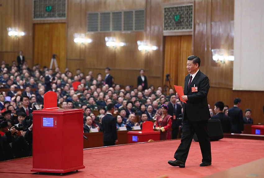 3月17日，十三屆全國人大一次會議在北京人民大會堂舉行第五次全體會議。習(xí)近平當(dāng)選中華人民共和國主席、中華人民共和國中央軍事委員會主席。這是習(xí)近平準(zhǔn)備投票。新華社記者 蘭紅光 攝