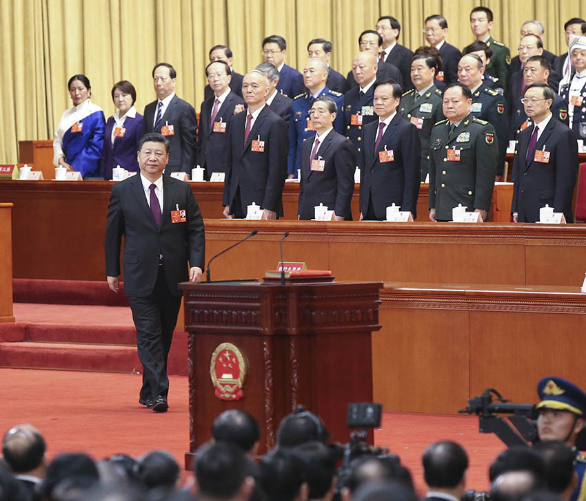 3月17日，十三屆全國人大一次會(huì)議在北京人民大會(huì)堂舉行第五次全體會(huì)議。習(xí)近平當(dāng)選中華人民共和國主席、中華人民共和國中央軍事委員會(huì)主席。這是習(xí)近平走向宣誓臺(tái)。新華社記者 姚大偉 攝