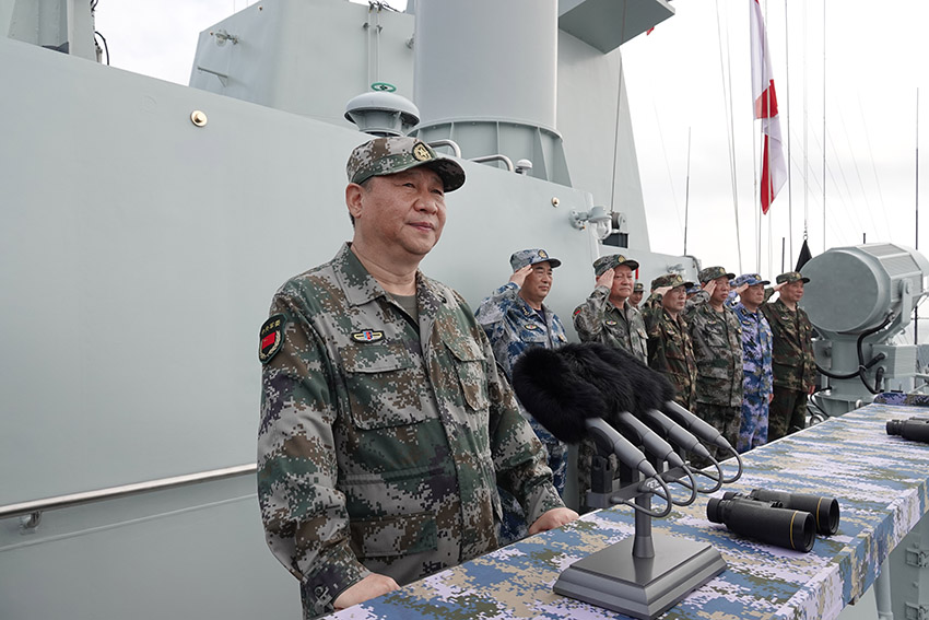 4月12日上午，中央軍委在南海海域隆重舉行海上閱兵，展示人民海軍嶄新面貌，激發(fā)強(qiáng)國強(qiáng)軍堅(jiān)定信念。中共中央總書記、國家主席、中央軍委主席習(xí)近平檢閱部隊(duì)並發(fā)表重要講話。這是習(xí)近平檢閱海上編隊(duì)。新華社記者 李剛 攝