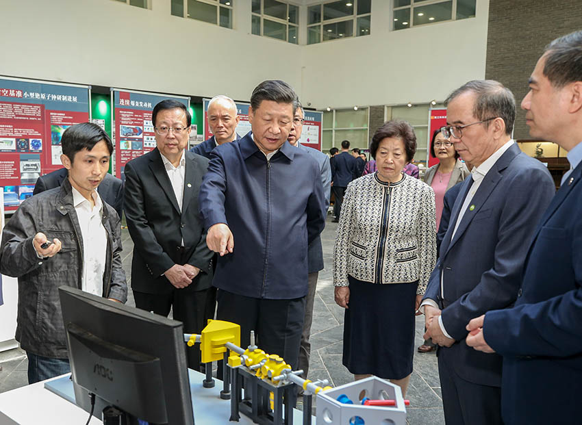 5月2日，中共中央總書記、國家主席、中央軍委主席習(xí)近平來到北京大學(xué)考察。這是習(xí)近平在北京大學(xué)金光生命科學(xué)大樓一層大廳仔細察看科研裝置和實物模型。新華社記者姚大偉攝