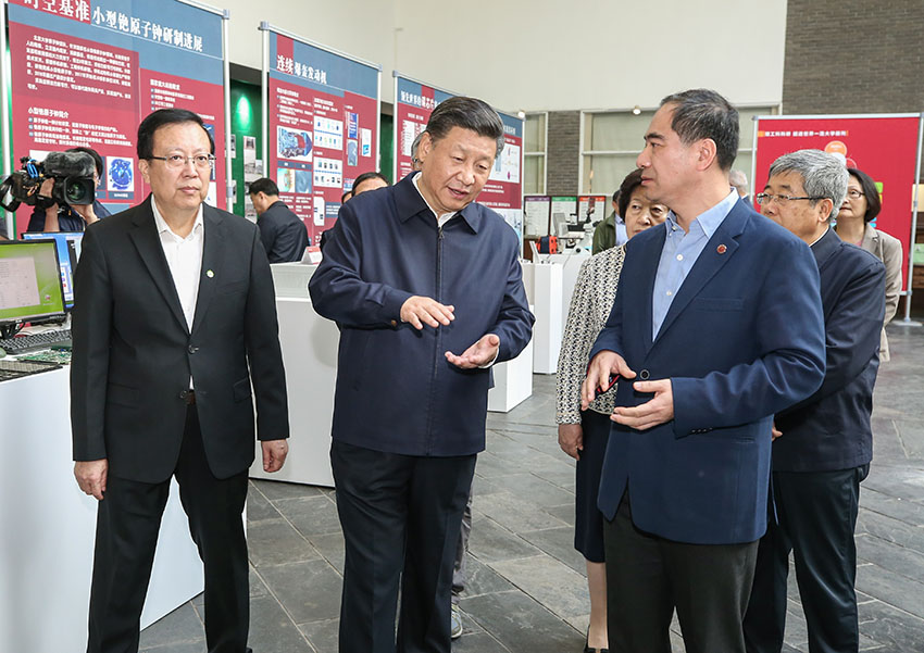 5月2日，中共中央總書記、國家主席、中央軍委主席習(xí)近平來到北京大學(xué)考察。這是習(xí)近平在北京大學(xué)金光生命科學(xué)大樓一層大廳同科研人員親切交談。新華社記者姚大偉攝