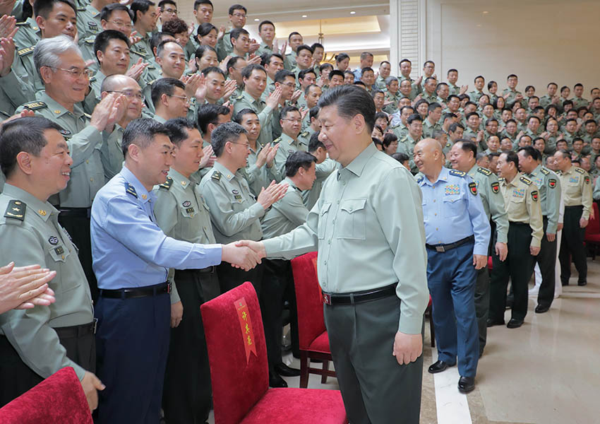 5月16日上午，中共中央總書記、國家主席、中央軍委主席習(xí)近平視察軍事科學(xué)院，代表黨中央和中央軍委，對(duì)軍事科學(xué)院第八次黨代表大會(huì)的召開表示熱烈的祝賀，向軍事科學(xué)院全體同志致以誠摯的問候。這是習(xí)近平親切接見軍事科學(xué)院第八次黨代會(huì)代表。新華社記者李剛攝