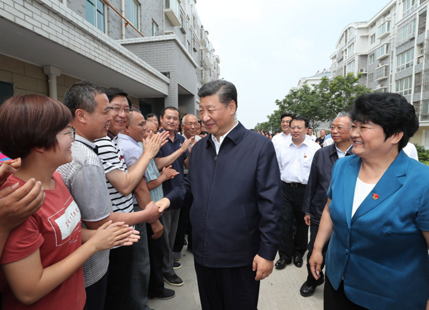 6月12日至14日，中共中央總書記、國家主席、中央軍委主席習近平在山東考察。這是14日上午，習近平在濟南市章丘區(qū)雙山街道三澗溪村，同村民們親切交談。新華社記者 謝環(huán)馳 攝