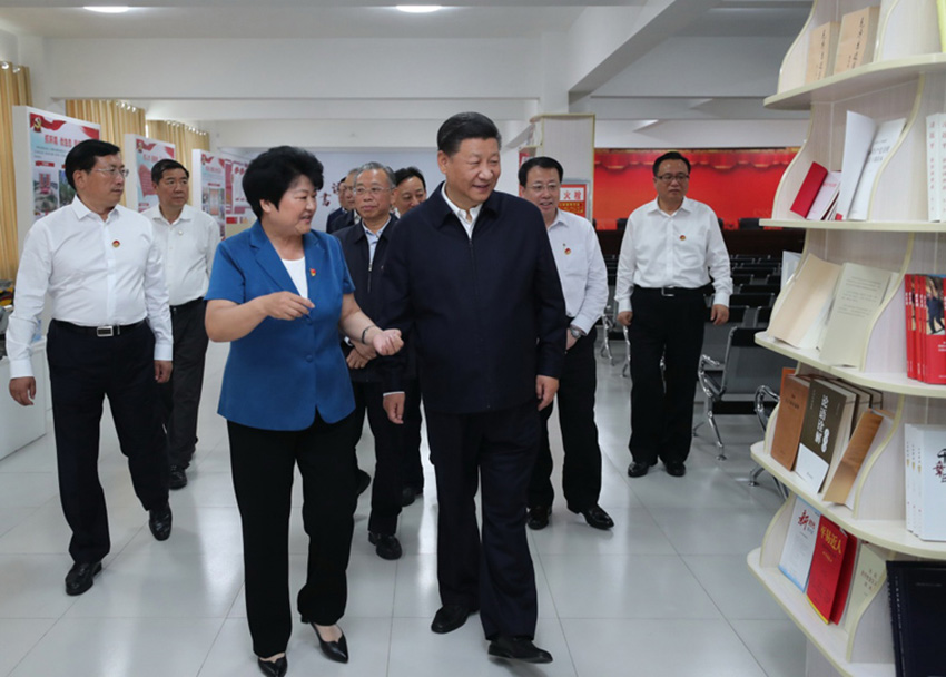 6月12日至14日，中共中央總書記、國家主席、中央軍委主席習近平在山東考察。這是14日上午，習近平在濟南市章丘區(qū)雙山街道三澗溪村，了解該村以黨建為統(tǒng)領，推動鄉(xiāng)村振興情況。新華社記者 謝環(huán)馳 攝