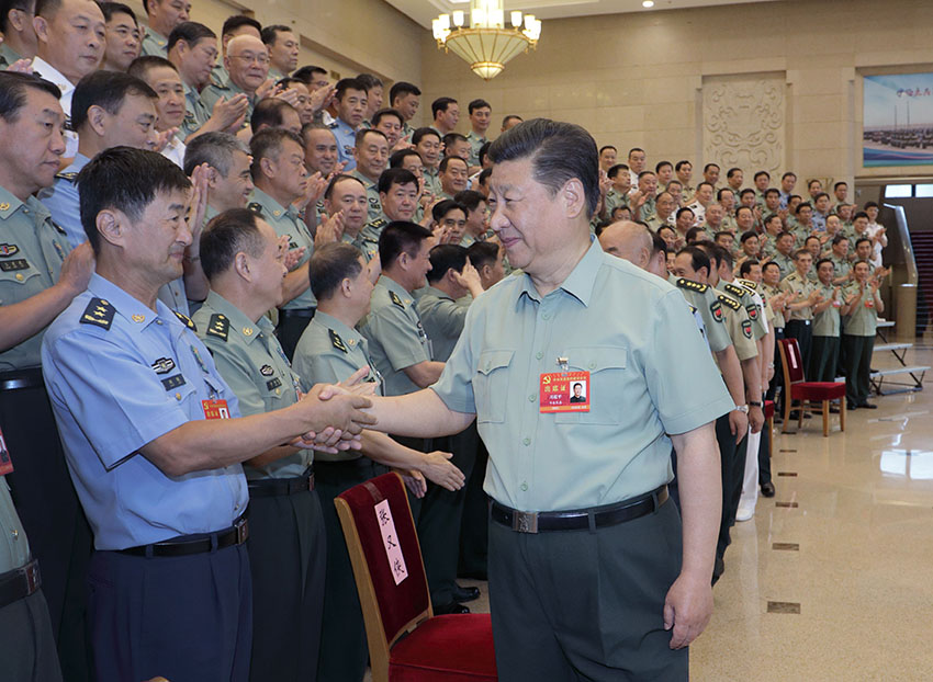 中央軍委黨的建設(shè)會議8月17日至19日在北京召開。中共中央總書記、國家主席、中央軍委主席習(xí)近平出席會議並發(fā)表重要講話。這是習(xí)近平親切接見會議代表。 新華社記者李剛 攝